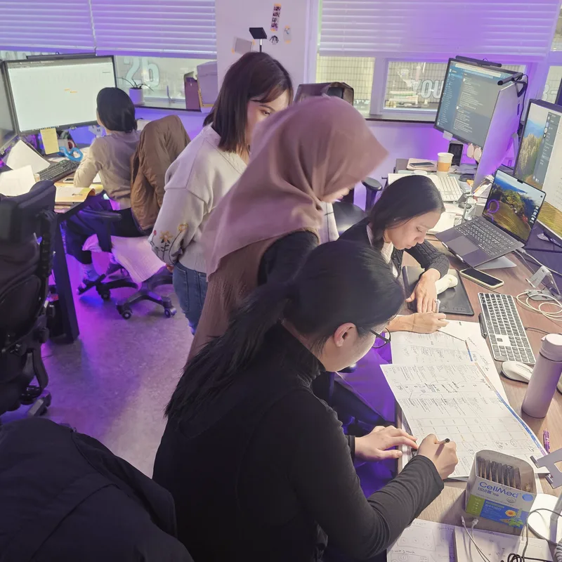 함께 일하는 서커스 구성원들