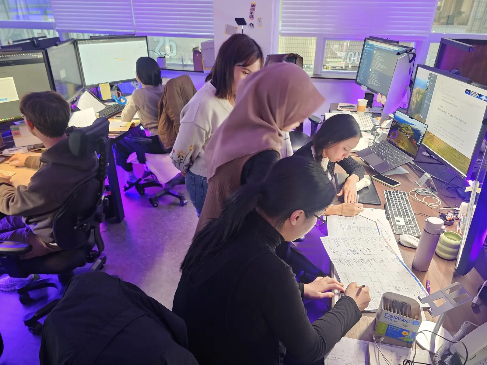 스튜디오에서 함께 일하는 서커스컴퍼니 팀